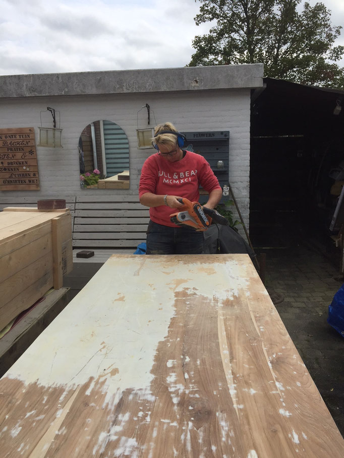 Tafel schuren.2jpg Klusvrouwen